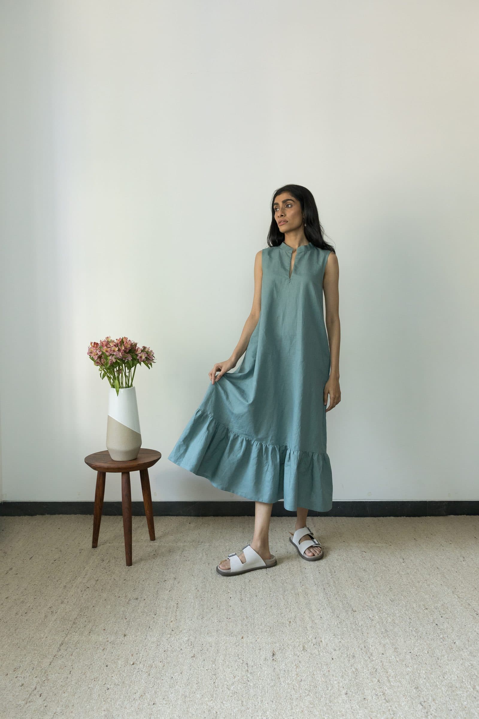 LAID-BACK GATHERED DRESS image 3