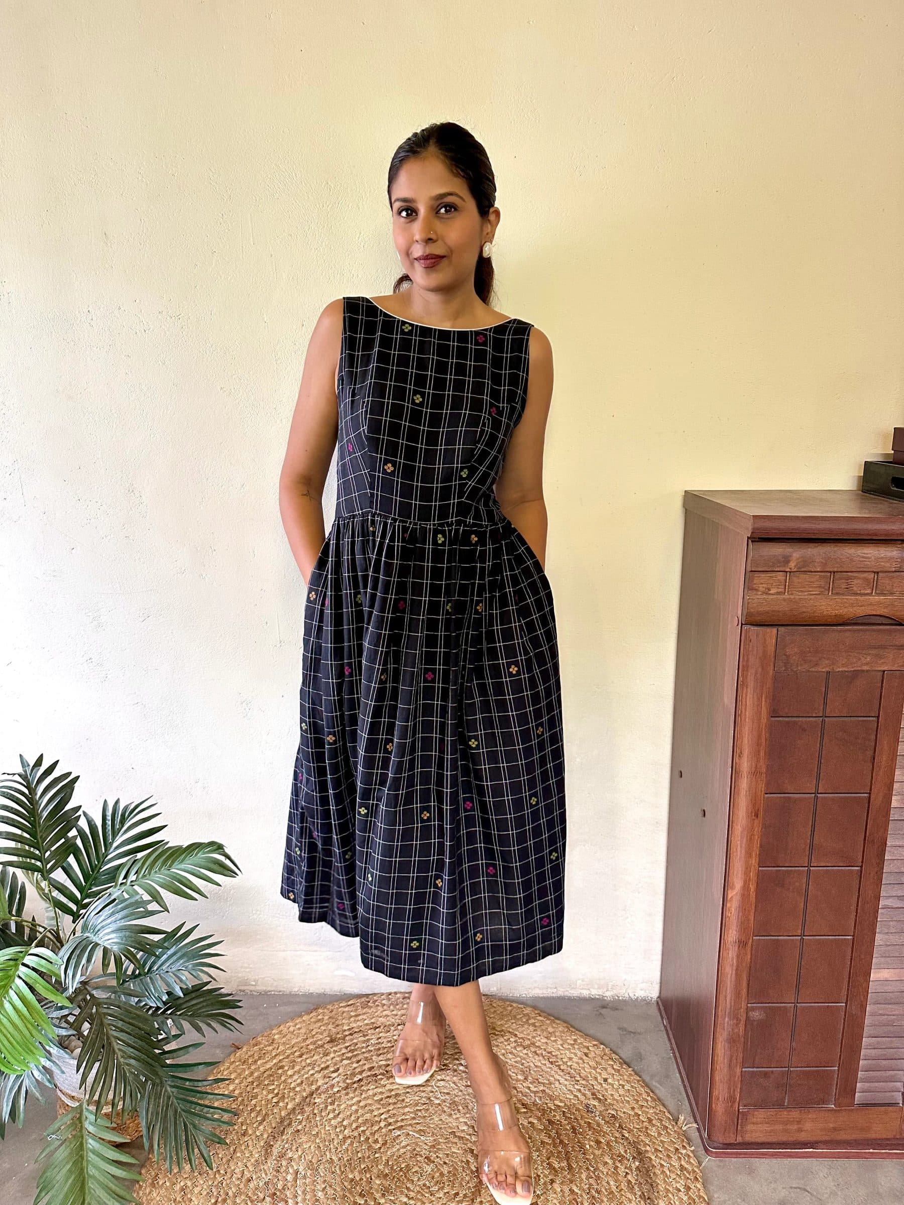 Black Cotton Mul Kasthuri Jamdani Dress For Women image 5