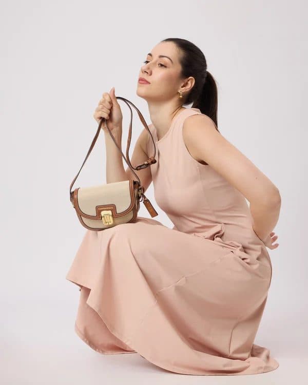 THE CLOVER CROSSBODY – BEIGE image 7